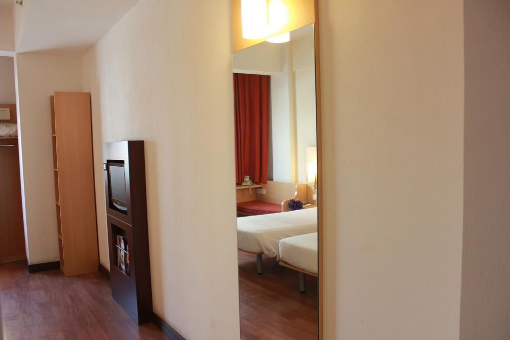 Ibis Dalian Zhongshan Square Exterior photo