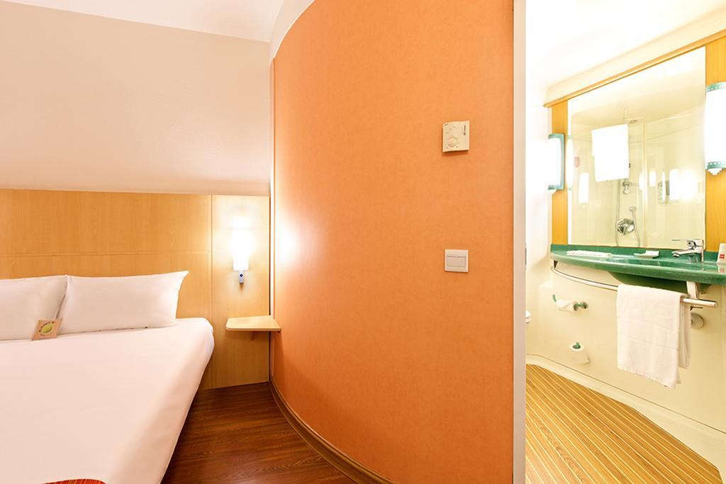 Ibis Dalian Zhongshan Square Exterior photo