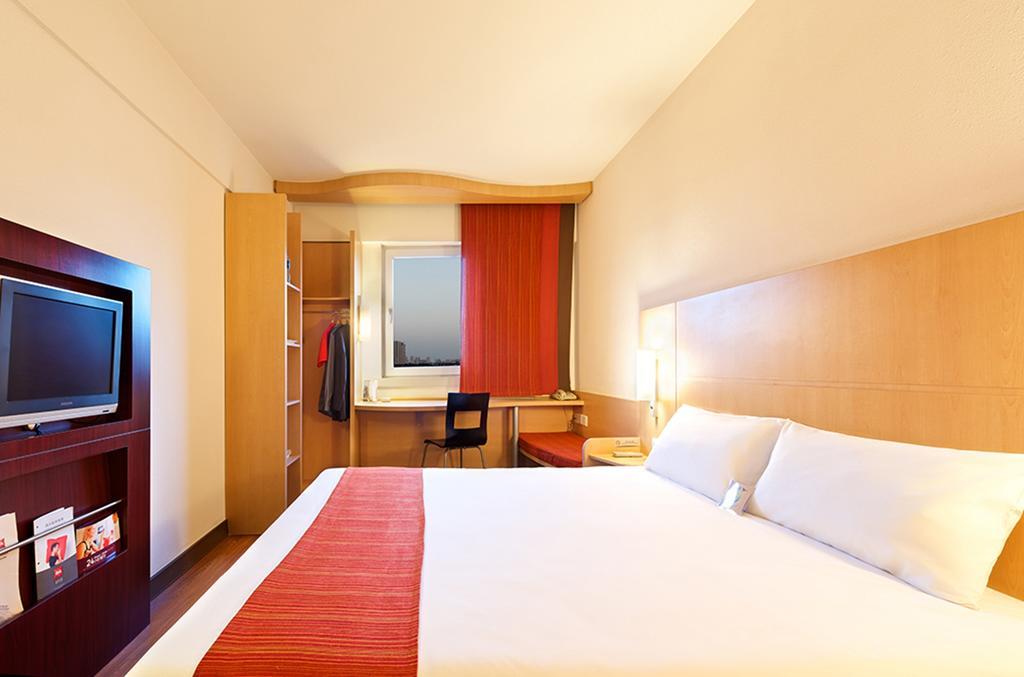 Ibis Dalian Zhongshan Square Exterior photo