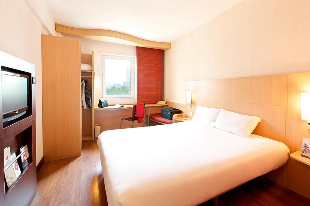 Ibis Dalian Zhongshan Square Exterior photo