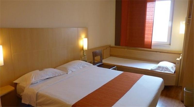 Ibis Dalian Zhongshan Square Exterior photo