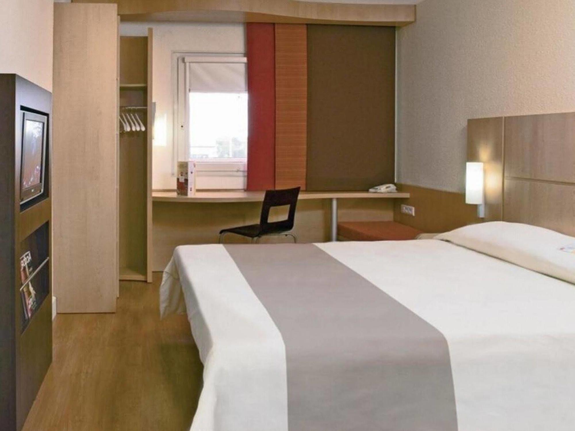 Ibis Dalian Zhongshan Square Exterior photo