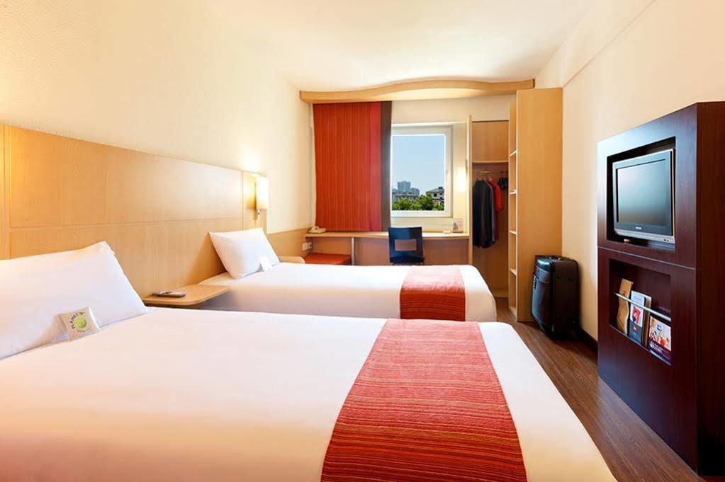 Ibis Dalian Zhongshan Square Exterior photo
