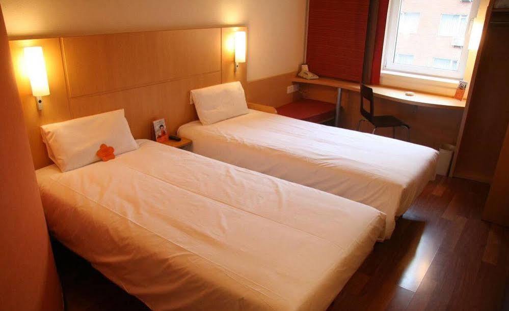 Ibis Dalian Zhongshan Square Exterior photo